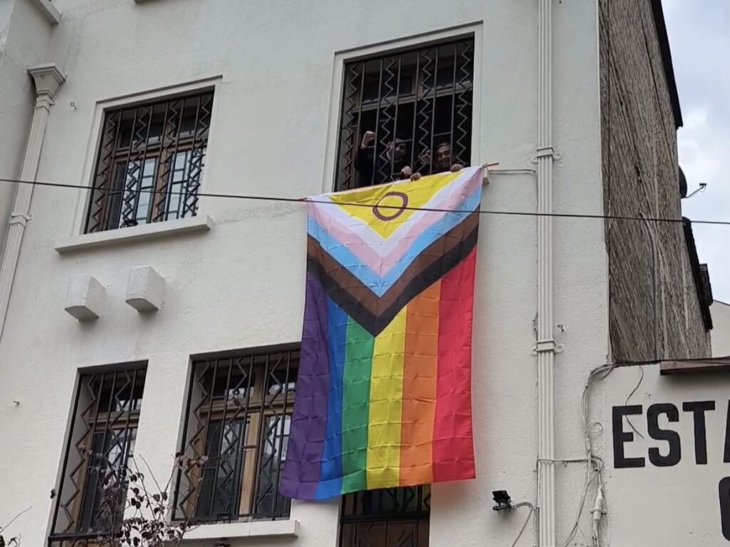 Disidencias del PPD despliegan bandera LGBTIQA+ en conmemoración del ...